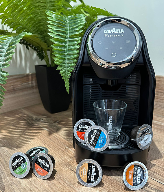 Machine à café Lavazza avec tasses et capsules